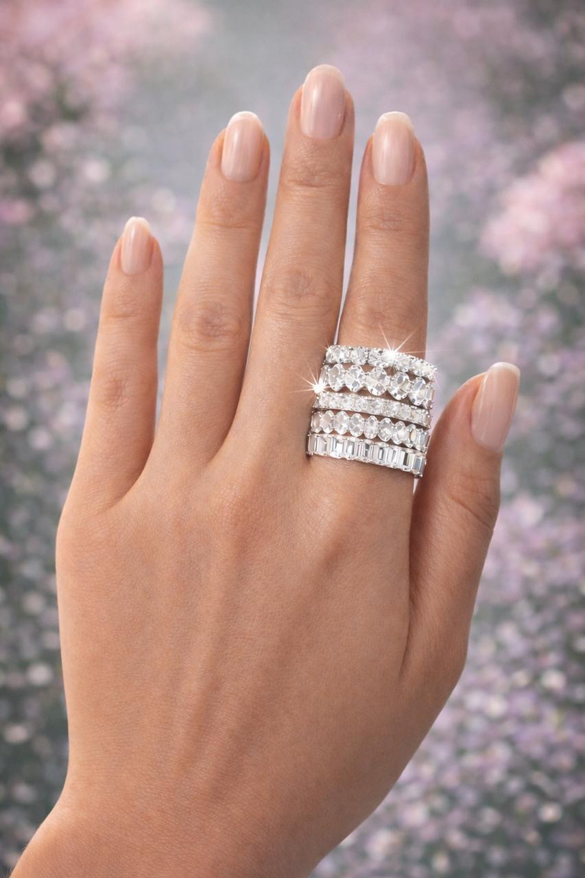 Aliança em diamantes oval e ouro branco 18k