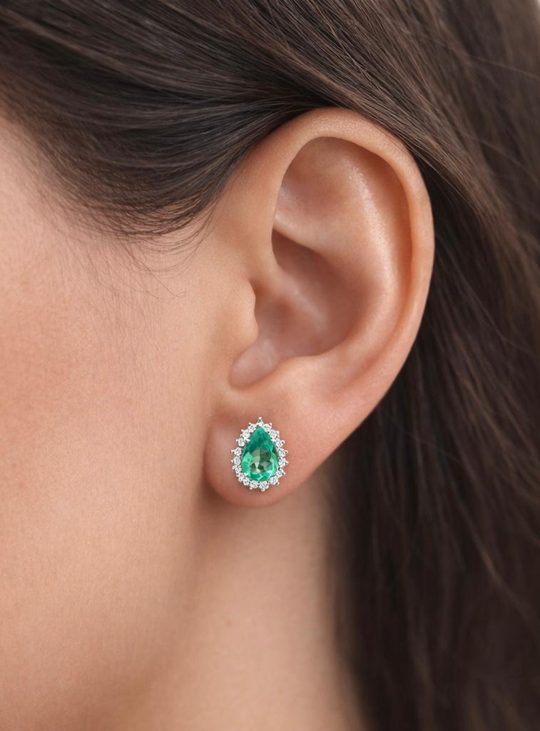 Brinco esmeralda gota com diamantes em ouro branco 18k
